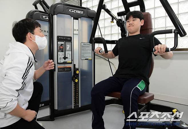 27일 서울대 장애인전용 피트니스센터 인클루짐을 방문한 파라아이스하키 신인선수 김홍준군이 김경환 서울대 특수체육연구실 박사의 지도에 따라 근력 운동을 하고 있다. 정재근 기자 cjg@sportschosun.com