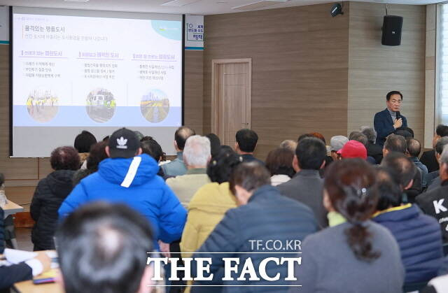 정장선 평택시장이 시민과의 대화에서 인사말을 하고 있다./평택시