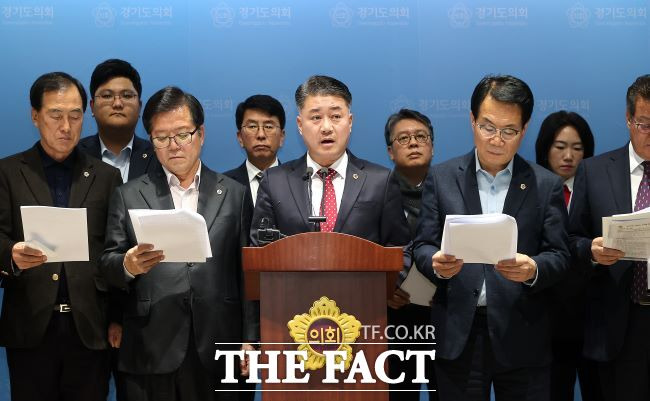 경기도의회 국민의힘 대표단이 29일 도의회 브리핑룸에서 경기도의 내년 예산안에 대해 의견을 밝히고 있다./경기도의회