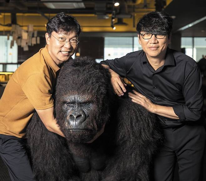 고릴라가 주인공인 영화 '미스터 고'(2013)를 시작으로 시각특수효과의 새 역사를 써온 덱스터 스튜디오는 서울 상암동 본사 로비에 고릴라상을 세워뒀다. 김욱(왼쪽)·강종익 공동대표가 회사 상징인 고릴라상을 끌어안고 웃고 있다. /김지호 기자
