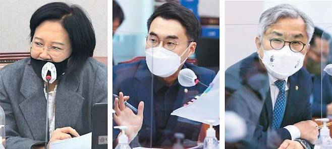 지난 9일 국회에서 열린 한동훈 법무부 장관 후보자에 대한 인사청문회에서 민주당의 강경파 초선 의원들이 실수를 남발해 여론의 질타를 받고 있다. 이수진(왼쪽) 의원은 질의하면서 여러 차례 고성을 질러 친민주당 성향 온라인 커뮤니티에서까지 “술 취한 줄 알았다”는 질타를 받았다. 김남국(가운데) 의원은 ‘이모(某) 교수’를 한 후보자 딸의 이모로 착각하고 질의했다. 최강욱 의원은 ‘한국쓰리엠’의 익명 표기(한**)를 한 후보자의 딸 이름으로 잘못 유추하고 공격했다. /TV조선·국회사진기자단