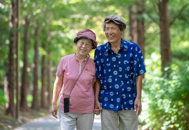 한상진 서울대, 심영희 한양대 명예교수 부부가 서울 반포 집 주변 공원을 활기차게 산책하고 있다. 아내 심 교수는 이상운동 증후군에 걸려 경련과 마비로 누워만 지냈으나 꾸준한 재활로 이제 혼자서도 3만보를 걸을 수 있게 됐다. /김지호 기자