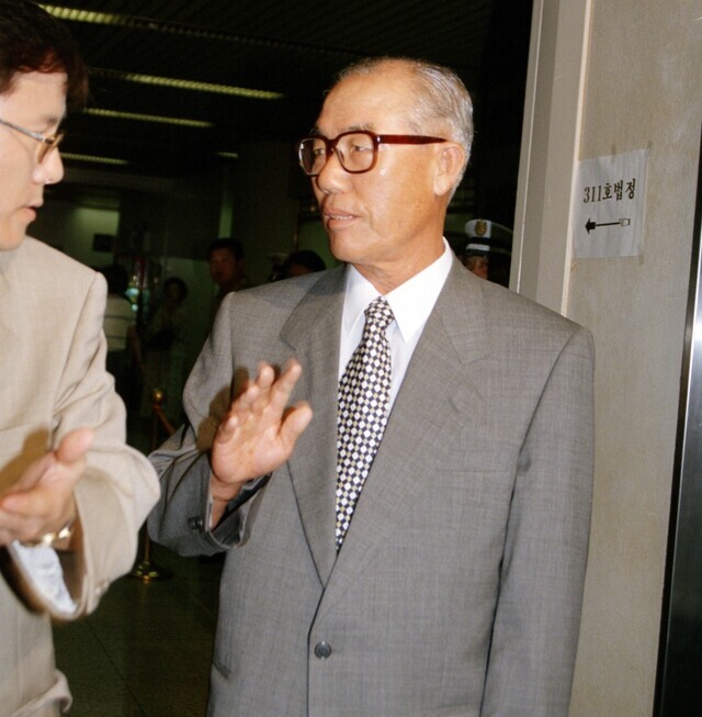 윤성민 전 육군참모차장(오른쪽)이 1996년 6월 27일 12·12 군사 반란과 5·18 광주민주화운동 무력 진압 사건 17차 공판에 증인으로 채택돼 법정에 들어서는 모습. 연합뉴스
