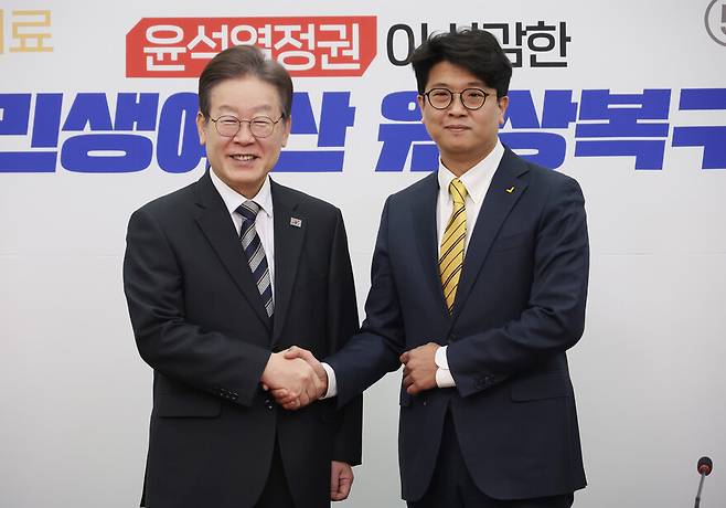 이재명 더불어민주당 대표(왼쪽)가 29일 국회 당 대표실을 찾은 정의당 김준우 비대위원장을 만나 악수하고 있다. 연합뉴스