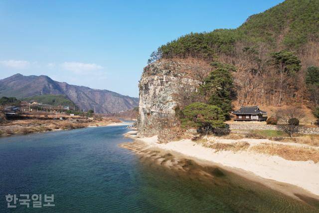 가송리 낙동강변 바위 절벽 옆에 자리 잡은 고산정. 요즘은 '미스터션샤인' 촬영지로 더 잘 알려져 있다.
