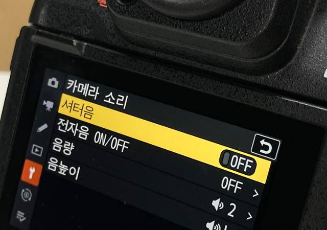 미러리스 카메라의 촬영 모드 설정 창. 셔터음을 'off'로 설정하면 무음 촬영이 가능하다.