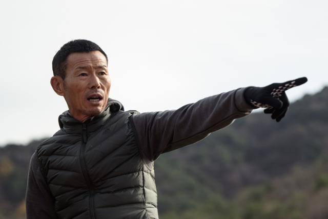 손웅정 손축구아카데미 대표 겸 감독이 강원 춘천시 손흥민체육공원 내 축구장에서 유소년 선수들을 지도하고 있다. 춘천=하상윤 기자