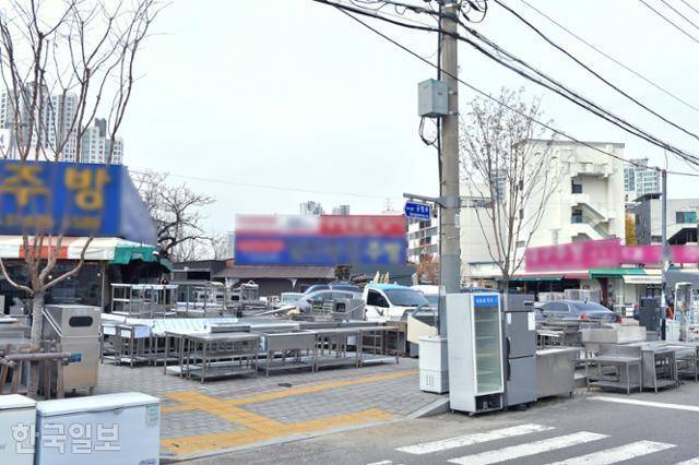 29일 대구 북구 칠성동2가 칠성종합시장 공영 주차타워 예정 부지에 주방자재 등이 놓여 있다. 류수현 기자