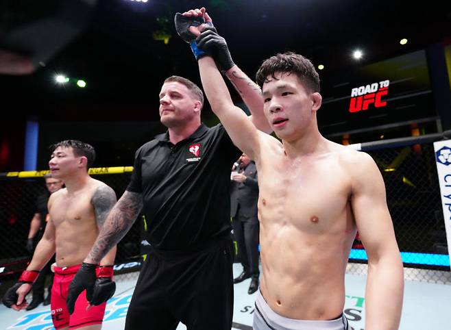 로드 투 UFC 시즌1 플라이급 우승자 박현성(오른쪽)이 옥타곤 데뷔전을 치른다. 사진=UFC