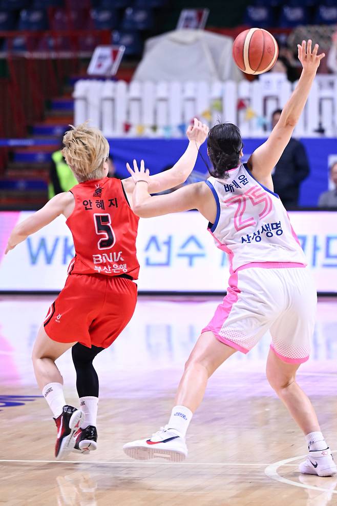 부산 BNK 썸 안혜지(왼쪽)가 1점 차로 뒤지고 있던 종료 7초 전 삼성생명 배혜윤의 공을 가로채고 있다. 사진=WKBL