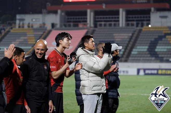 경남FC 설기현 감독이 29일 창원축구센터에서 열린 K리그2 준플레이오프에서 부천FC와 0-0으로 비겨 플레이오프 진출에 성공한 뒤 팬들에게 인사하고 있다. 사진=프로축구연맹