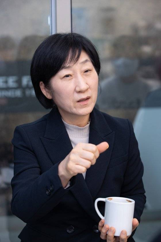 한화진 환경부장관이 21일 오후 세종시 한 카페에서 열린 음료 업계 대표들과의 간담회에서 일회용품 제도 변화에 대한 현장의 목소리를 청취하고 있다. 뉴스1