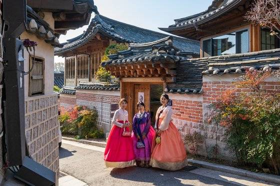 청와대를 찾는 외국인이 늘면서 인근 북촌한옥마을의 상권도 다시 살아났다. 코로나 기간 사라졌던 한복 차림의 외국인 관광객도 흔하게 찾을 수 있다. 백종현 기자