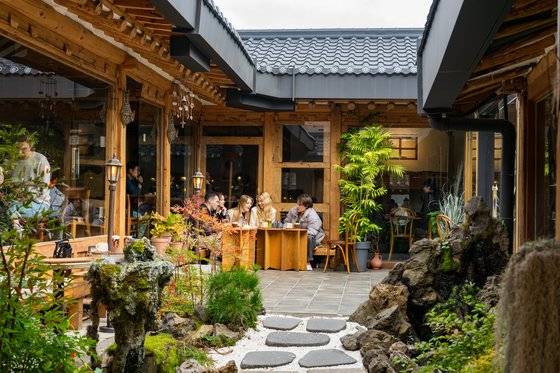 레트로 성지로 인기를 끌었던 종로구 익선동은 최근 방한 외국인의 유입이 크게 늘었다. 백종현 기자