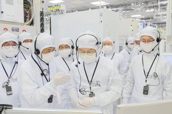 과학기술정보통신부는 이종호 장관이 산업통상자원부와 SK하이닉스 이천 캠퍼스를 방문해 반도체 분야의 개선된 규제가 적용된 현장을 점검했다고 28일 밝혔다. 사진 과기정통부