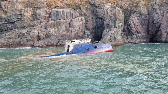 전남 신안군 가거도 해상에서 침몰한 중국 화물선이 열흘 전 중국 항구에서 유실돼 우리나라 해안까지 떠내려온 것으로 확인됐다. 사진 목포해경