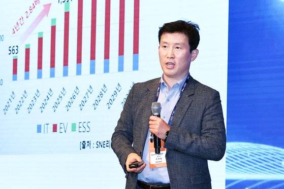 29일 서울 중구 롯데호텔에서 열린 '2023 중앙포럼'에서 조재필 울산과학기술원(UNIST) 특훈교수가 배터리 부문에 대한 주제 발표를 하고 있다. 김종호 기자