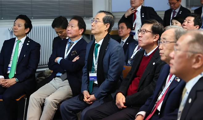 정의선 현대차그룹 회장(오른쪽부터), 반기문 전 유엔사무총장, 박형준 부산시장, 한덕수 국무총리, 최태원 대한상공회의소 회장, 장성민 대통령실 미래전략기획관 등 한국 대표단이 28일 오후(현지시간) 프랑스 파리 외곽 팔레 데 콩그레에서 열린 제173차 국제박람회기구(BIE) 총회에서 2030년 세계박람회 개최지 투표 결과 부산이 탈락하자 아쉬워하고 있다. 연합뉴스
