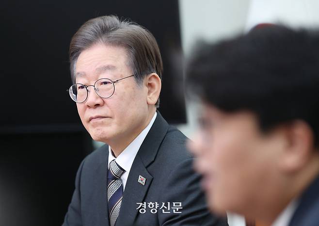 이재명 더불어민주당 대표(왼쪽)가 29일 국회 당대표실에서 열린 김준우 정의당 비대위원장과의 접견에서 김 비대원장의 발언을 듣고 있다. 박민규 선임기자