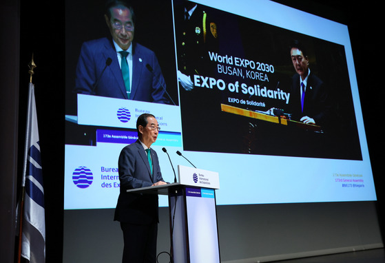 Prime Minister Han Duck-soo speaks at the fifth and final presentation of competing countries at the 173rd General Assembly of the Bureau International des Expositions in Paris Tuesday ahead of the vote to select the host city of the 2030 World Expo. [YONHAP]