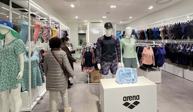 신세계백화점 아레나 매장에서 고객이 수영복을 쇼핑하고 있다. 신세계백화점 본점은 다음달 3일까지 아레나와 배럴의 수영복을 20% 할인판매한다. 신세계백화점 제공