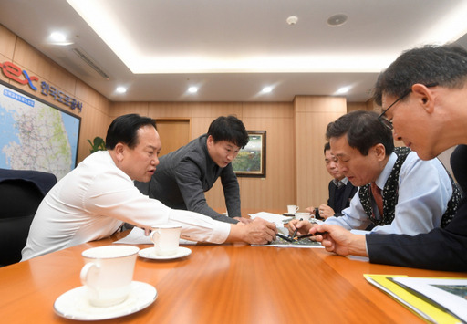 이권재 시장(왼쪽)이 함진규 사장에게 오산IC 인근 도로교통상황을 설명하고 있다. 오산시 제공