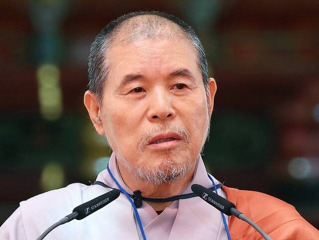 29일 오후 안성 칠장사 요사채에서 난 불로 입적한 자승 스님. 사진은 지난 3월 조계사에서 열린 상월결사 인도순례 회향식에서 회향사하는 모습. 연합뉴스