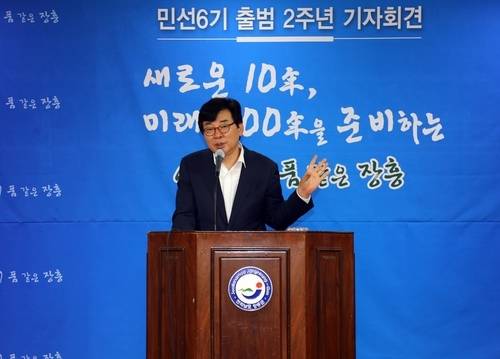 김성 전남 장흥군수가 김영란법 위반 혐의로 고발당한 뒤 경찰에서 무혐의 판단을 받았다. 사진은 지난 2016년 그의 모습. [사진 출처 = 연합뉴스]
