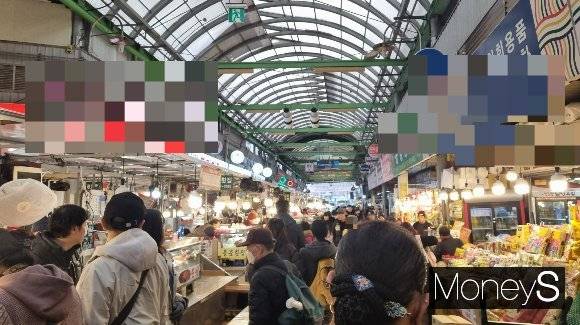 칼바람이 부는 날씨에도 광장시장에는 많은 외국인 관광객들이 방문했다. /사진=문희인 기자