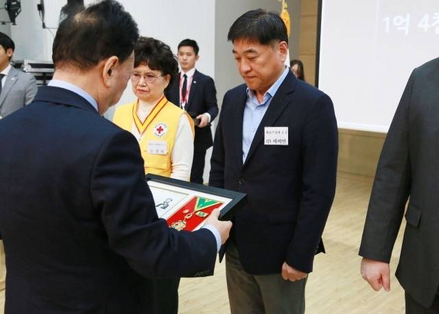 손영섭 비비안 대표가 대한적십사 회원유공장을 수상하고 있다./비비안