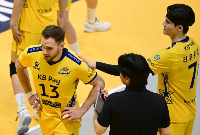 10연패 후 리우훙민의 위로를 받고 있는 비예나 / KOVO(한국배구연맹)