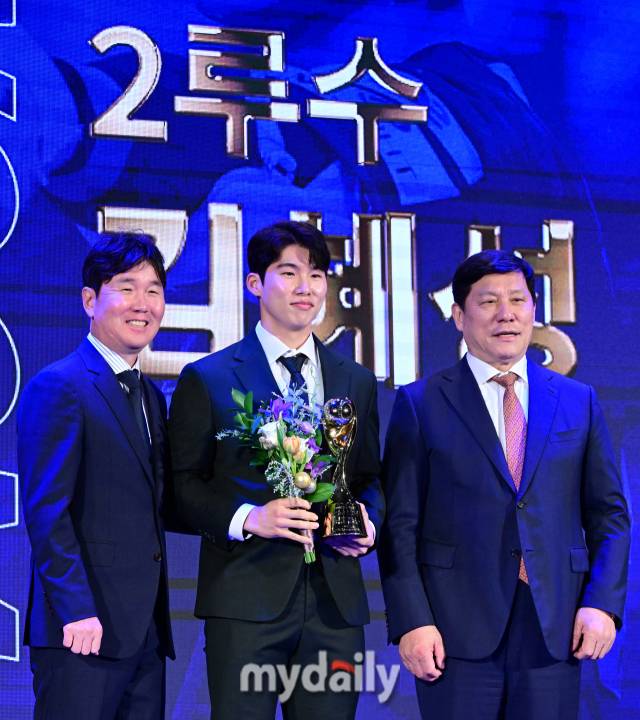 2023년 11월 27일 서울 중구 소공동 웨스틴조선호텔에서 '2023 신한은행 SOL KBO 시상식'이 열렸다. 키움 김혜성이 2루수 수비상을 수상하고 있다./소공동=유진형 기자 zolong@mydaily.co.kr