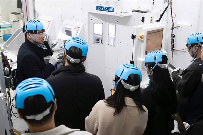 램리서치코리아 테크니컬 트레이닝 센터에서 장비 교육을 제공하는 모습. [램리서치코리아 제공]