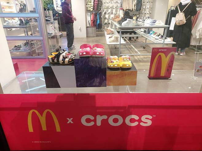 서울 한남동의 한 편집숍에서 맥도날드·크록스 협업제품을 전시하고 있다. 김희량 기자