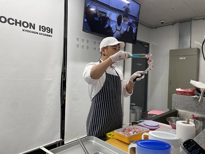 29일 오후 경기 오산시 교촌에프앤비 정구관에서 도민수 교촌에프앤비 아띠교육팀장이 교육을 진행하고 있다. 전새날 기자