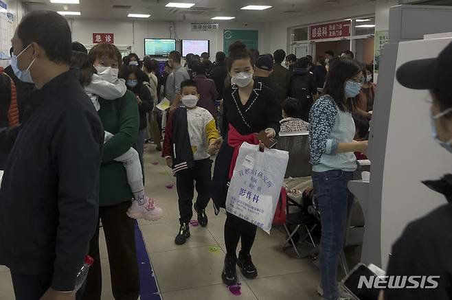 [베이징=AP/뉴시스] 중국에서 마이코플라즈마 폐렴과 인플루엔자 등 어린이 호흡기 질환이 급증하는 것과 관련 코로나19 같이 우려할 상황은 아니라고 미국 전문가가 28일(현지시간) 평가했다. 사진은 지난달 30일 베이징 한 어린이 병원에 환자들이 북적이는 모습. 2023.11.29.