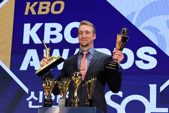 지난 27일 KBO 시상식에서 KBO리그 최우수선수(MVP)에 선정된 NC 투수 페디가 트로피를 들고 기념 촬영하고 있다. 연합뉴스