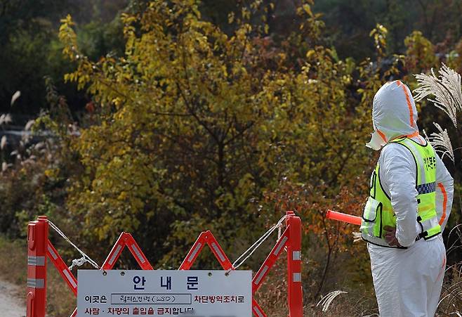 소 바이러스성 질병인 '럼피스킨병' 확진 판정을 받은 축산농가 입구를 방역 당국 관계자가 통제하고 있다. 연합뉴스