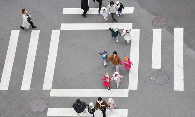 9월 출생아 수가 처음 2만명 밑으로 추락하면서 같은 달 기준 역대 최저 기록을 경신한 29일 서울의 한 횡단보도에서 시민들이 점심식사를 하기 위해 이동하고 있다. 뉴스1