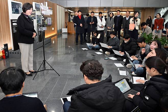 신계용 경기 과천시장이 29일 서울시청에서 오세훈 서울시장과 면담을 마치고 나와 브리핑을 하고 있는 모습. 연합뉴스