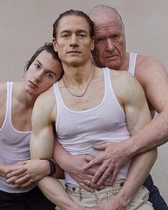 젊은 피를 수혈 받아 젊음을 되찾으려는 프로젝트에 참여한 존슨 3대(代). 중앙은 브라이언 존슨(45), 왼쪽은 존슨의 아들(17), 오른쪽은 존슨의 아버지(70)