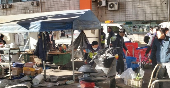 서울 성동구 옥수역 인근 도로에 설치된 포장마차에 대한 철거가 진행되고 있다. 성동구 제공