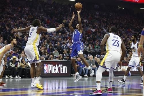 새크라멘토 킹스 디애런 팍스가 29일 미국 캘리포니아주 새크라멘토 골든1센터에서 열린 2023~24시즌 미국프로농구(NBA) 골든스테이트 워리어스와의 홈 경기에서 슛하고 있다. EPA 연합뉴스