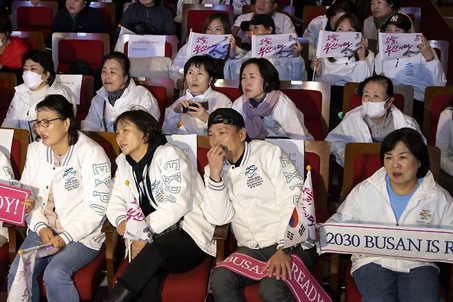 11월29일 새벽 부산시민회관에서 열린 '2030 부산엑스포 유치를 위한 시민응원전'을 찾은 시민들. 부산엑스포 유치에 실패했다는 소식이 전해지자 모니터를 멍하니 바라보고 있다. ⓒ시사IN 조남진