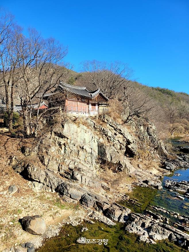 봉호정과 지질 퇴적층. 사진|강석봉 기자