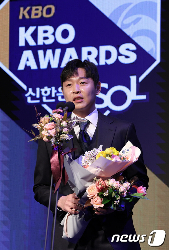 정수빈이 27일 KBO 시상식에서 도루상을 수상하고 소감을 밝히고 있다. /사진=뉴스1