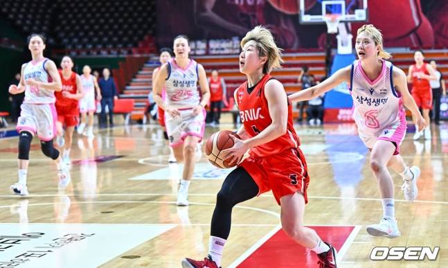 BNK 안혜지가 29일 부산 사직체육관에서 열린 삼성생명과 홈경기에서 경기 종료 3.6초를 남겨두고 레이업슛을 시도하고 있다.