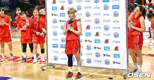 BNK 안혜지가 29일 부산 사직체육관에서 열린 삼성생명과 홈경기에서 승리한 후 인터뷰를 하고 있다.