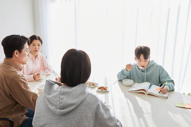 성장기 자녀를 둔 부부의 지출을 줄이기는 쉽지 않다. 고정 지출이 적지 않아서다.[사진=게티이미지뱅크]