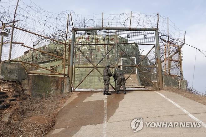 '통일역사유물'로 선정된 고성 GP (서울=연합뉴스) 문화재청이 14일 문화재 등록을 위해 현지 조사를 진행한 강원도 고성 비무장지대(DMZ) 내 동해안 감시초소(GP). 동해안 감시초소는 지난해 9월 19일 남북이 체결한 '판문점 선언 이행을 위한 군사 분야 합의서'에 따라 철거하기로 했으나, 역사적 상징성과 활용 가능성을 고려해 보존이 결정됐다. 2019.2.14 [문화재청 제공] photo@yna.co.kr